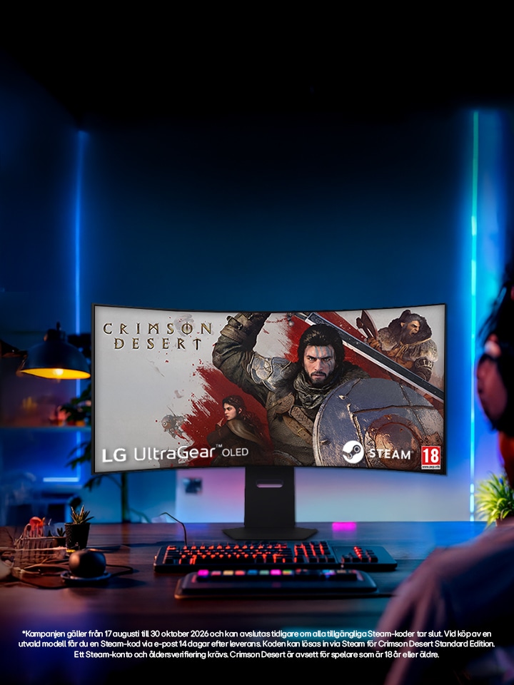 En person sitter vid en gamingdator i ett mörkt rum och spelar Crimson Desert på en stor skärm. Speluppsättningen är upplyst av blå LED-belysning, och på skrivbordet syns tangentbord, mus och annan gamingutrustning.