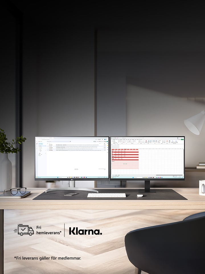 Ett modernt kontor med två datorskärmar på ett skrivbord framför stora fönster. Skärmarna visar kod och ett användargränssnitt. Kontoret är ljust inrett med växter, en skrivbordslampa och en kaffekopp.