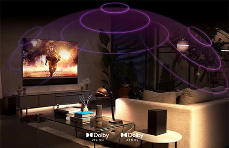 Ett modernt vardagsrum med en LG TV som visar en actionfilm. Ljudvågor illustreras i lila färg ovanför soffan, vilket visar upp avancerad surroundljudsteknik från TV:n och tillhörande ljudsystem. Rummet är stilrent inrett med dämpad belysning och en ljudanläggning syns på TV-bänken