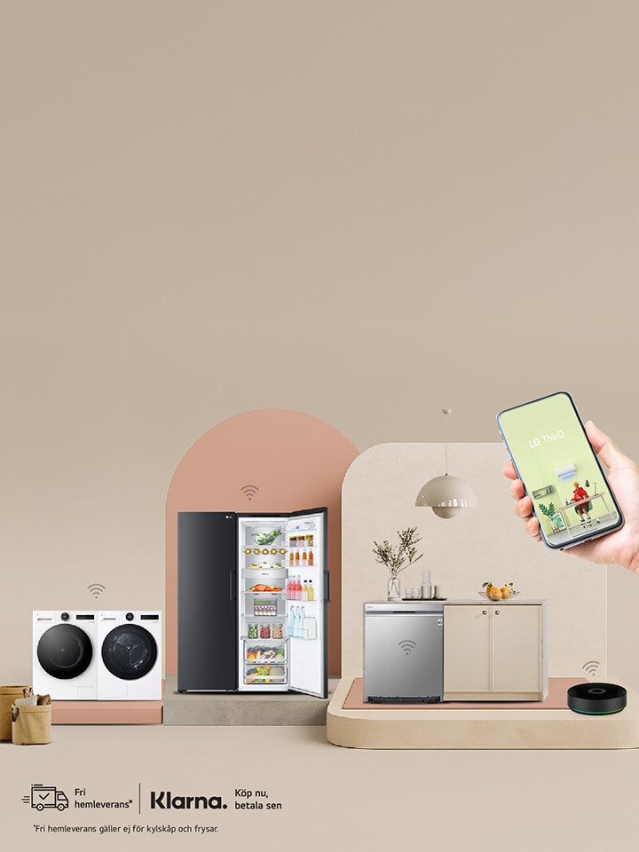 Bild av tre LG vitvaror: en tvättmaskin och en torktumlare, ett side-by-side-kylskåp och en diskmaskin bredvid ett skåp. En hängande pendellampa ovanför skapar en köksmiljö. LG-vitvarorna står på en podium med en rosa bakgrund.