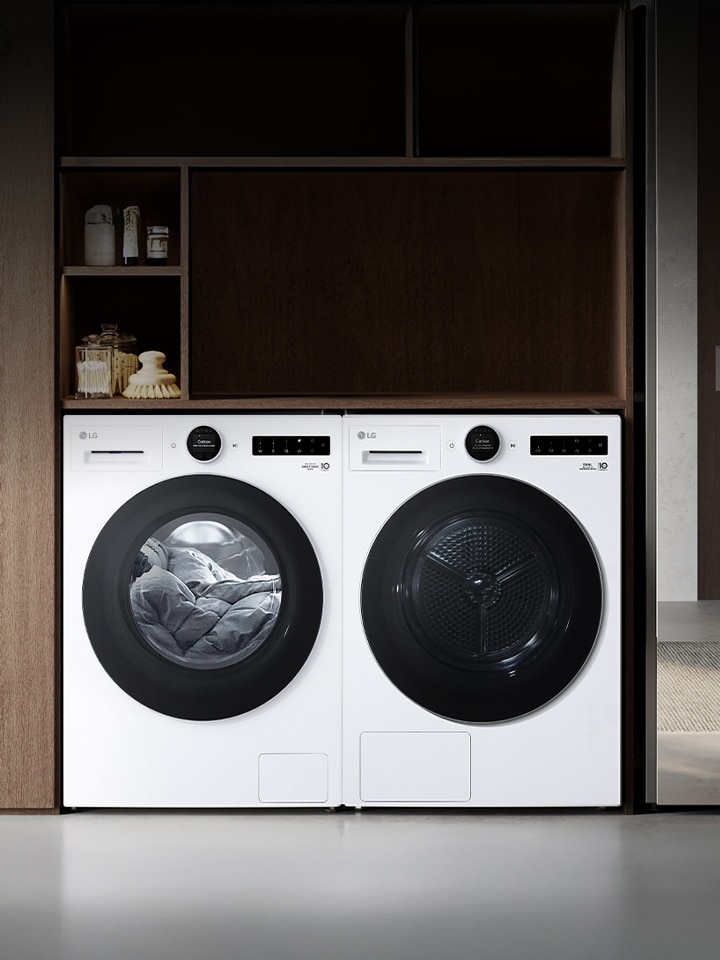 Två personer i ett stämningsfullt vardagsrum med en LG-TV på väggen.