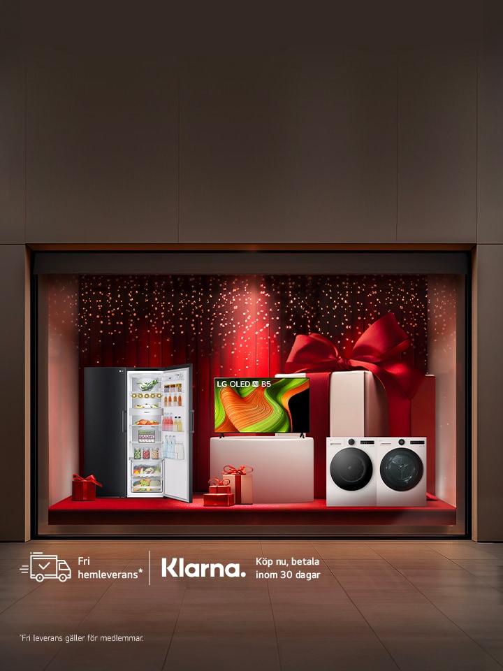 Ett butiksskyltfönster inspirerat av en festlig display med LG-hushållsapparater placerade på en röd plattform, inklusive ett kylskåp, en tv och ett tvätt- och torktumlarsystem. Bakgrunden är dekorerad med rött ljus, band och ornament. LG- och Klarna-logotyperna syns i nedre vänstra hörnet tillsammans med kampanjtext.