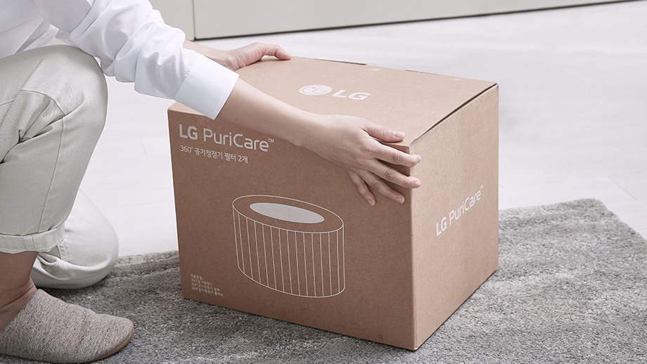 คนกำลังยกกล่อง LG PuriCare ขึ้น, ลงทะเบียนผลิตภัณฑ์ LG, สมัครสมาชิกข่าวสารและโปรโมชั่น LG ล่าสุด, LG อัปเดตใหม่.