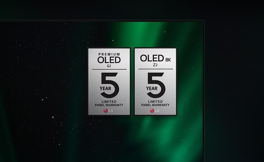 LG OLED televizyon ekranında Z2 ve G2 garanti logoları görünür