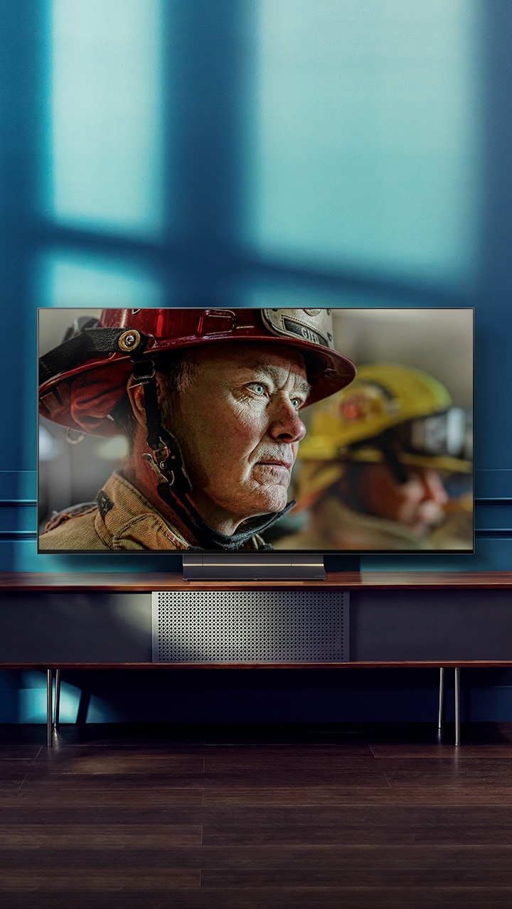 Doğal dekorasyona sahip beyaz ve aydınlık bir odada yer alan duvara monte LG OLED TV. Ekran hareket ettikçe, sahne gündüzden geceye döner. with Dolby Vision IQ logosu