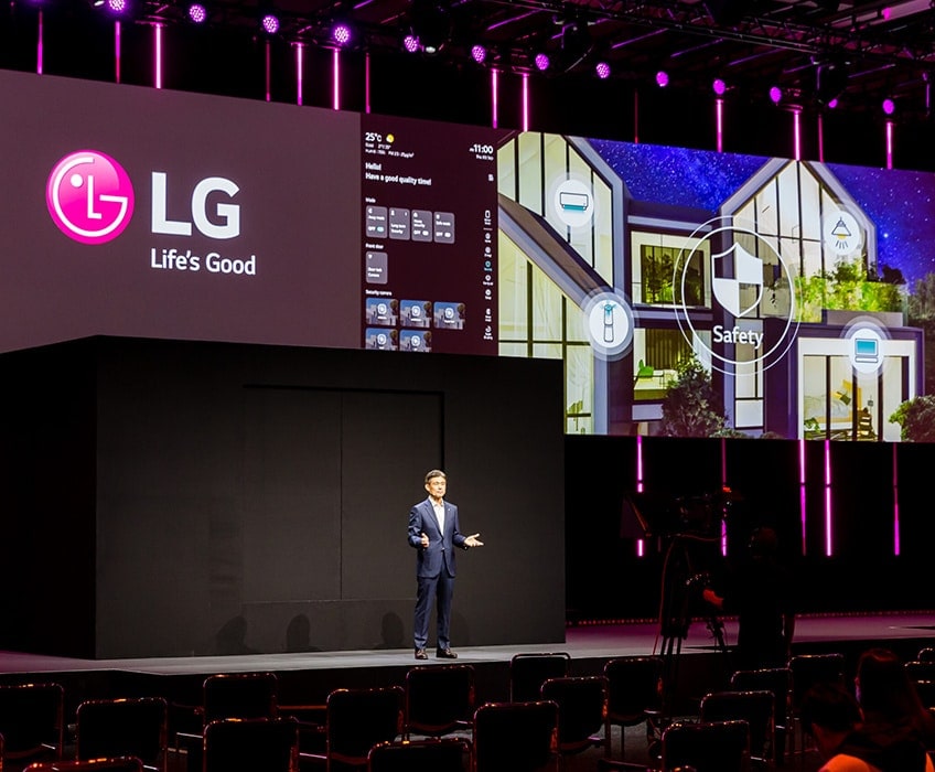 Dr. Park更親自在韓國 LG ThinQ Home 現場帶領 IFA 與會者參觀，展示 Home Concierge