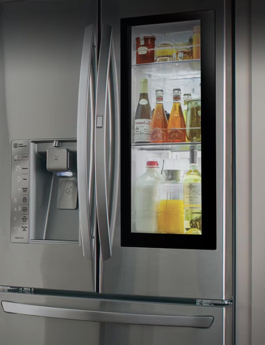 Tủ lạnh LG InstaView Door-in-Door màu bạc.