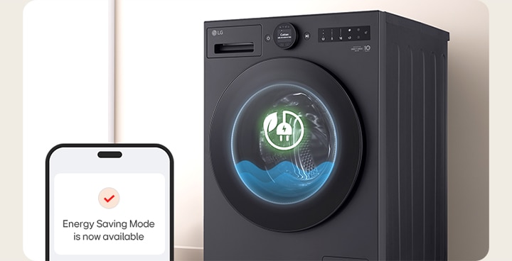 Una donna sorridente seduta su un divano che usa il suo smartphone in un salotto luminoso.