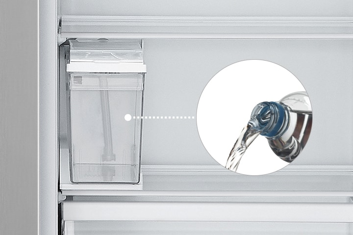 A hűtőszekrény egy beépített víztartályt mutat