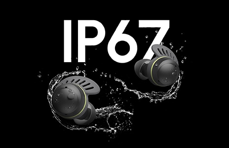 صورة لـ LG TONE Free UTF8 تُغسل لتوضيح مقاومتها للماء.