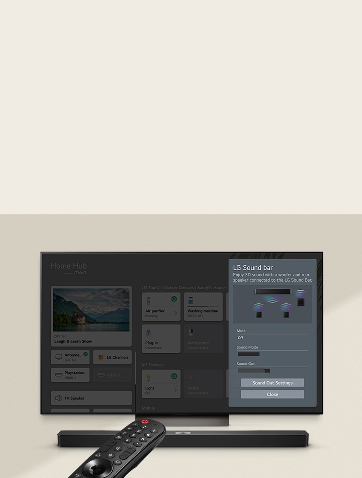 Die LG-Fernbedienung zeigt auf einen LG TV mit einer LG Soundbar darunter. Auf dem Bildschirm des LG TVs wird das Menü von WOW Interface angezeigt.