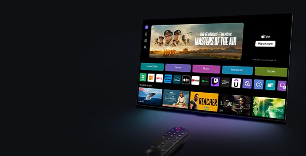 webOS ana ekranını gösteren LG TV’nin siyah fon üzerinde açılı görünümü. Ana ekranda göz atma kategorileri ve TV programlarına ait sabit görüntüler yer alıyor. LG Magic Remote, TV’yi işaret ediyor.