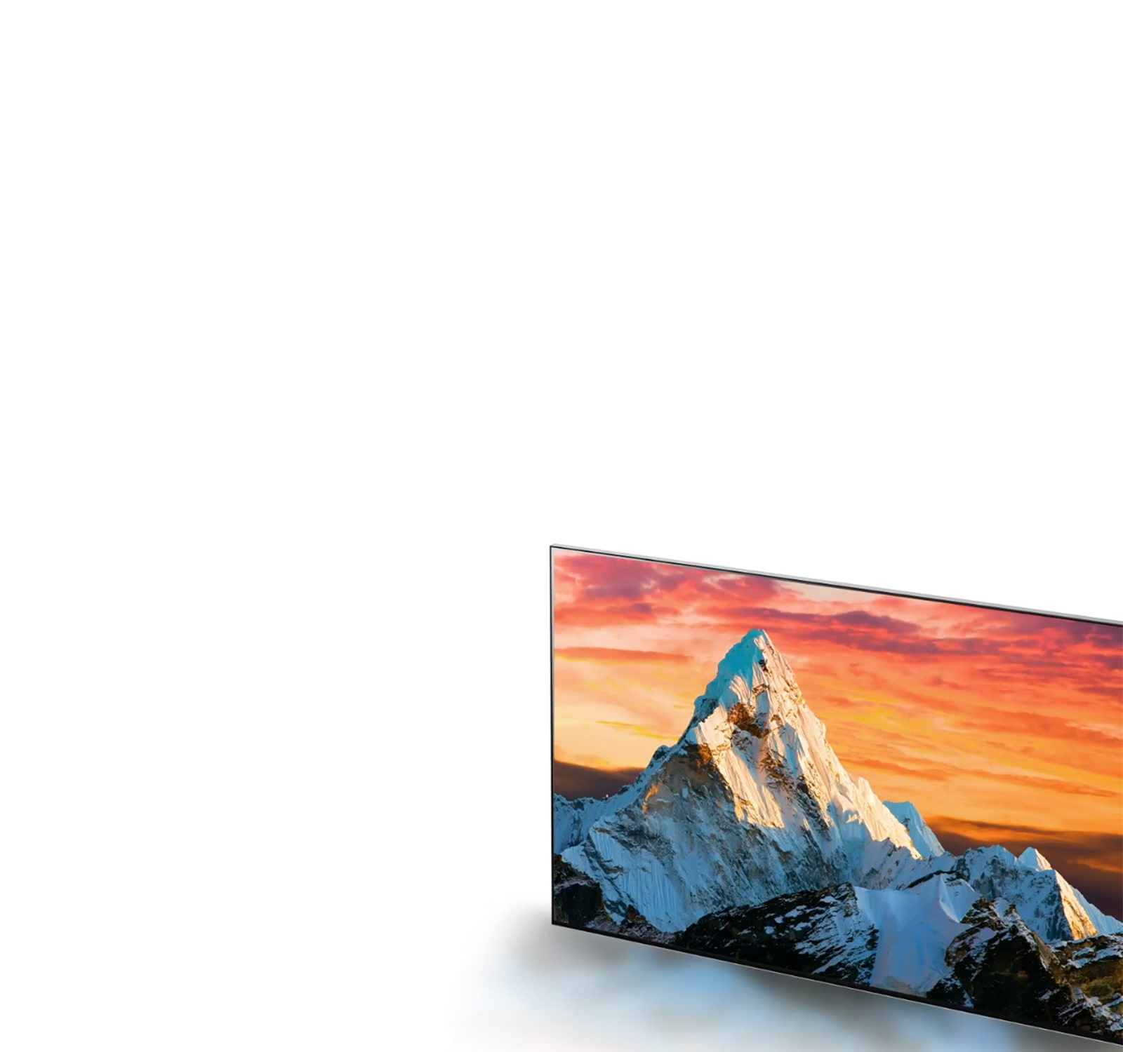 Lo schermo del televisore con la montagna contro il tramonto arancione si ingrandisce e contemporaneamente aumenta la nitidezza dei dettagli (riproduci video).