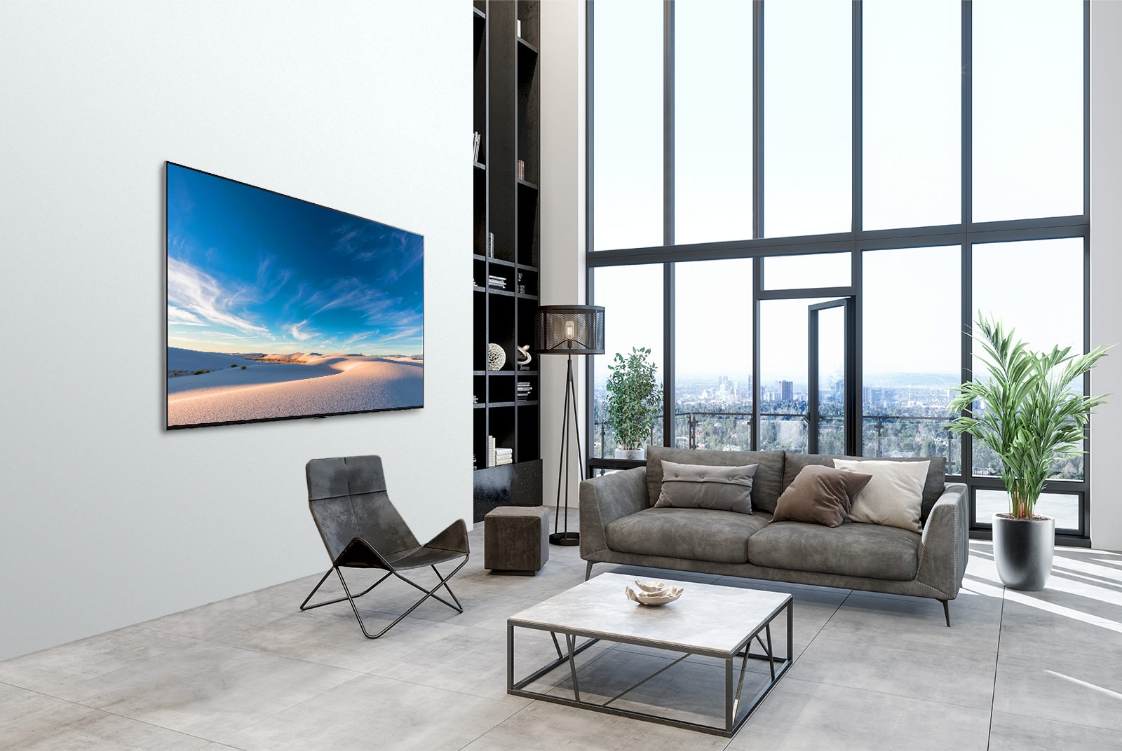 TV LG QNED appesa a una parete in un interno moderno.
