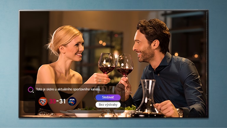 Uomo e donna che toccano gli occhiali su uno schermo TV mentre vengono visualizzati avvisi sportivi