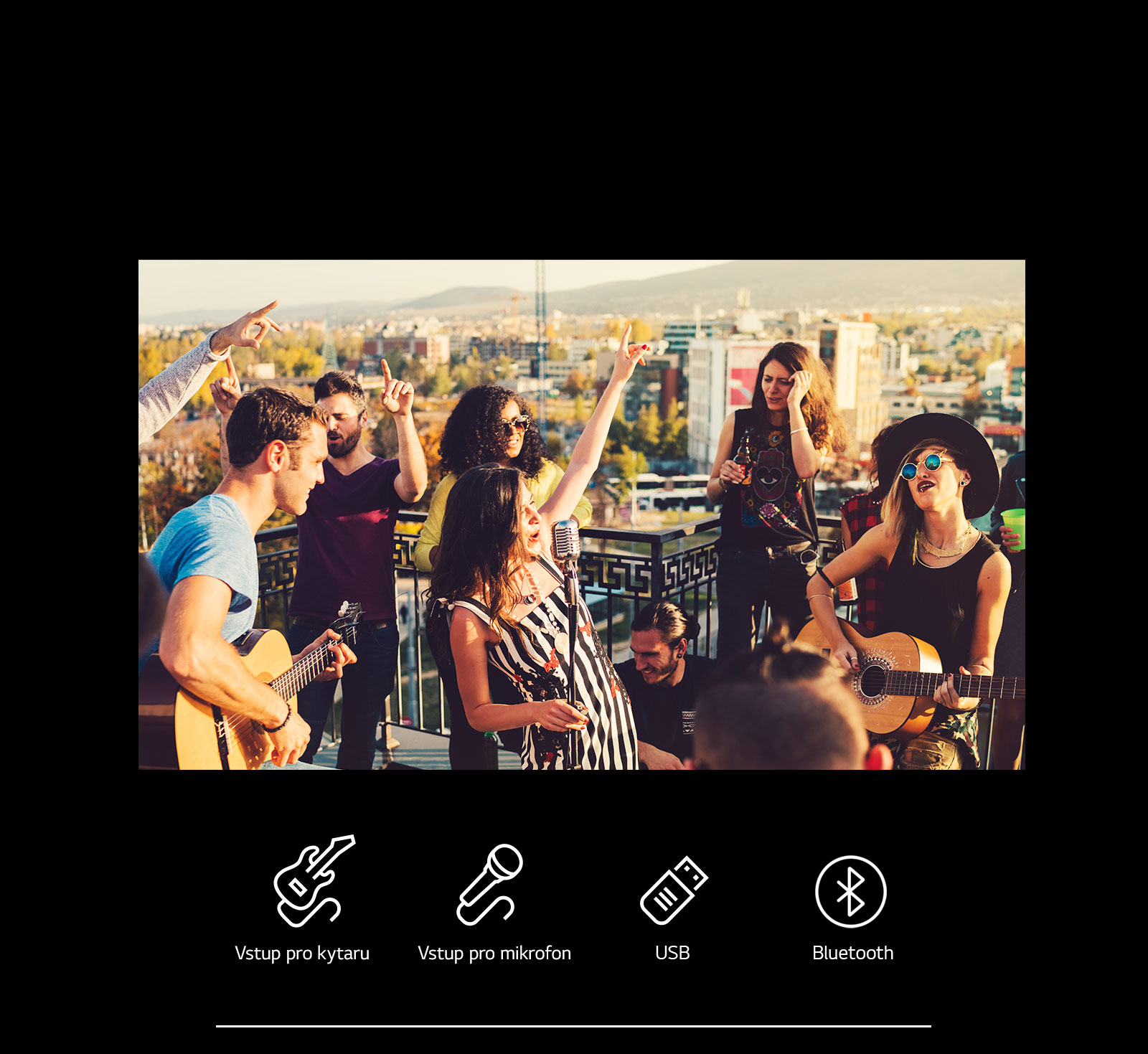 Lidé si užívají akustický koncert díky reproduktoru LG XBOOM XL5S. Pod snímkem je kytara 