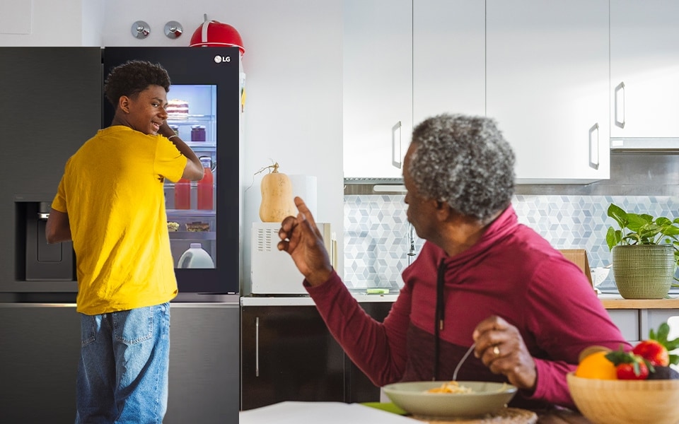 teenager a starší příbuzný používající americké chladničky s mrazákem lg