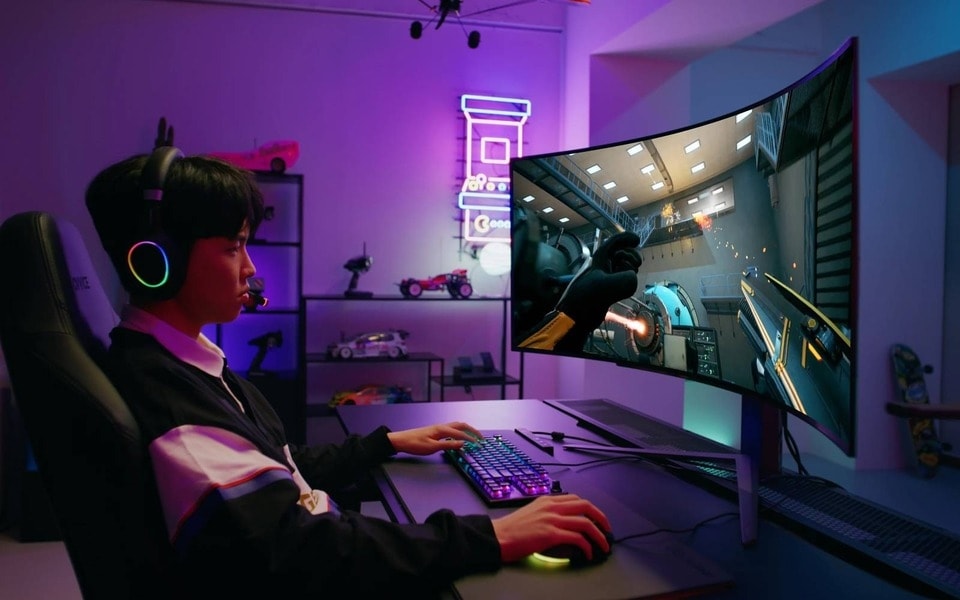 Wie groß sollte ein Gaming-Monitor für ein immersives Spielerlebnis sein? Finde es raus, mit einem Gaming Setup von LG für leuchtende Farben in Kombination mit RGB-Beleuchtung und einem ergonomischen Stuhl, der sich ideal für lange Gaming-Sessions eignet.