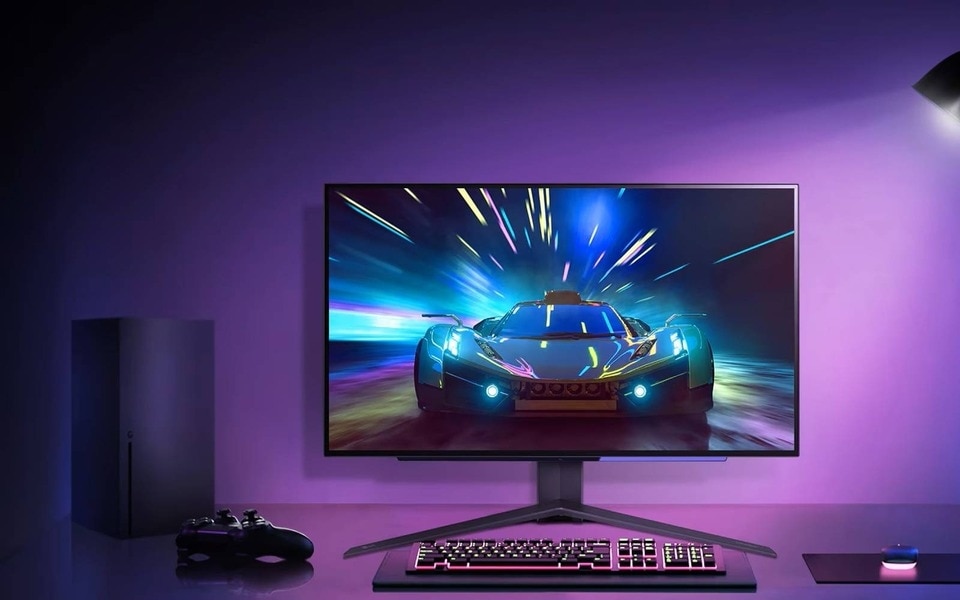 Gaming-Monitor von LG auf einem eleganten Schreibtisch mit RGB-Beleuchtung, der für ein komfortables und immersives Spielerlebnis sorgt.