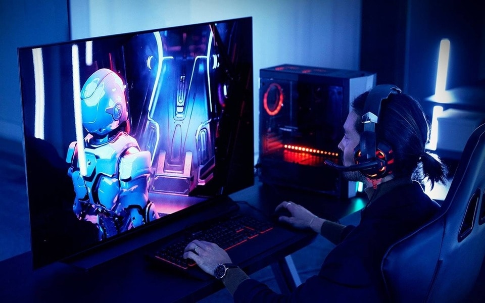 Welche Monitorgröße sich für Gaming eignet? Wenn du dich wie dieser junge Mann z.B. für den LG UltraGear™  Monitor mit 27 Zoll entscheidest, erlebst du immersives Gameplay wie nie zuvor.