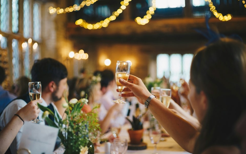 Ein Toast bei einem eleganten Treffen, der einen Moment der Feierlichkeit einfängt und hochwertige Geschenke für Männer zur Markierung von Meilensteinen erfordert.