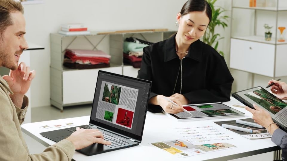 Je besser der Laptop Akku geschont wird, desto besser dient einem das Notebook auf der Arbeit, wie diesen drei Fachleuten in einer Besprechung.