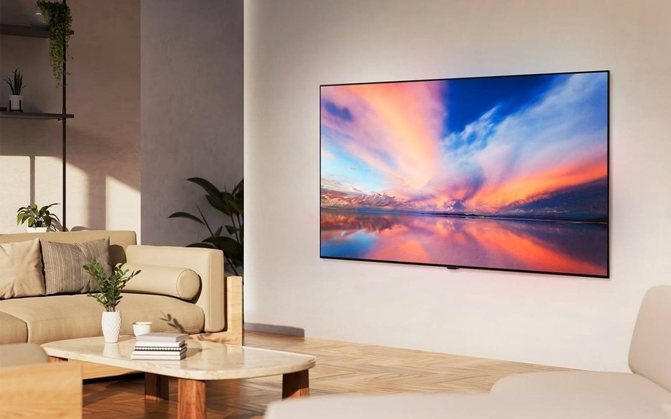 LG OLED AI Smart-TV mit intelligenter Bildoptimierung, der in Kombination mit einer eleganten Soundbar eine atemberaubende Sonnenuntergangsszene für immersives Fernsehen liefert.