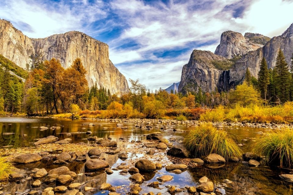 Was ist Glamping? Finde es heraus, mit LG Camping Gadgets inmitten des Yosemite National Parks im Herbst, mit goldenen Farbtönen, die die Landschaft beleuchten.