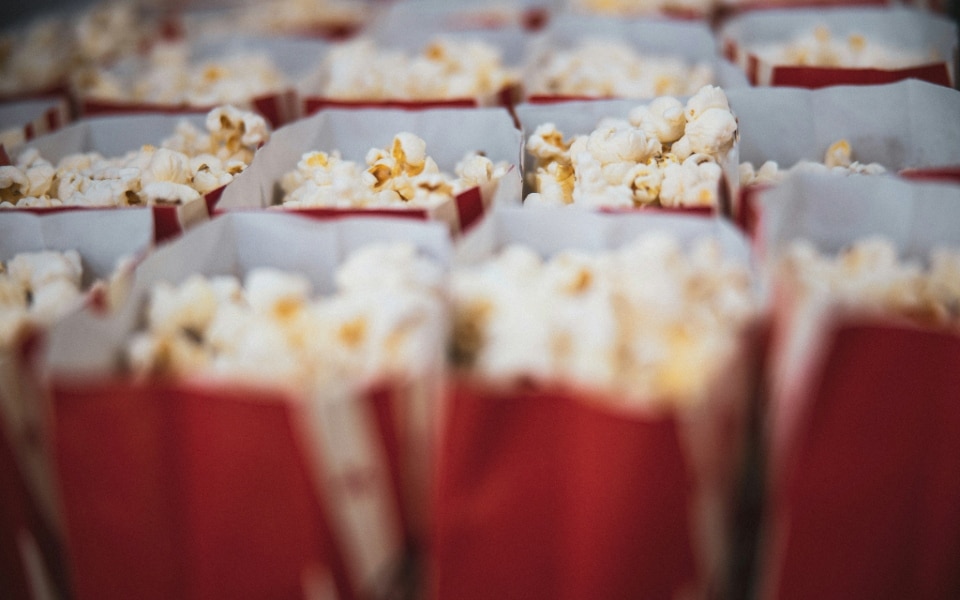 Veranstalte Familienfilmabende mit einem hochwertigen Heimkinosystem und Popcorn zu einem unvergesslichen Erlebnis.