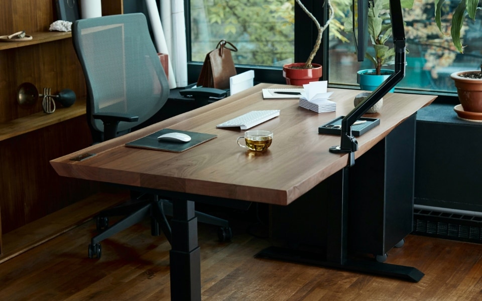 Homeoffice-Setup mit wesentlichen Werkzeugen wie ergonomischen Möbeln und Arbeitsplatzaccessoires, ergänzt durch hochwertige Monitore und Displays.