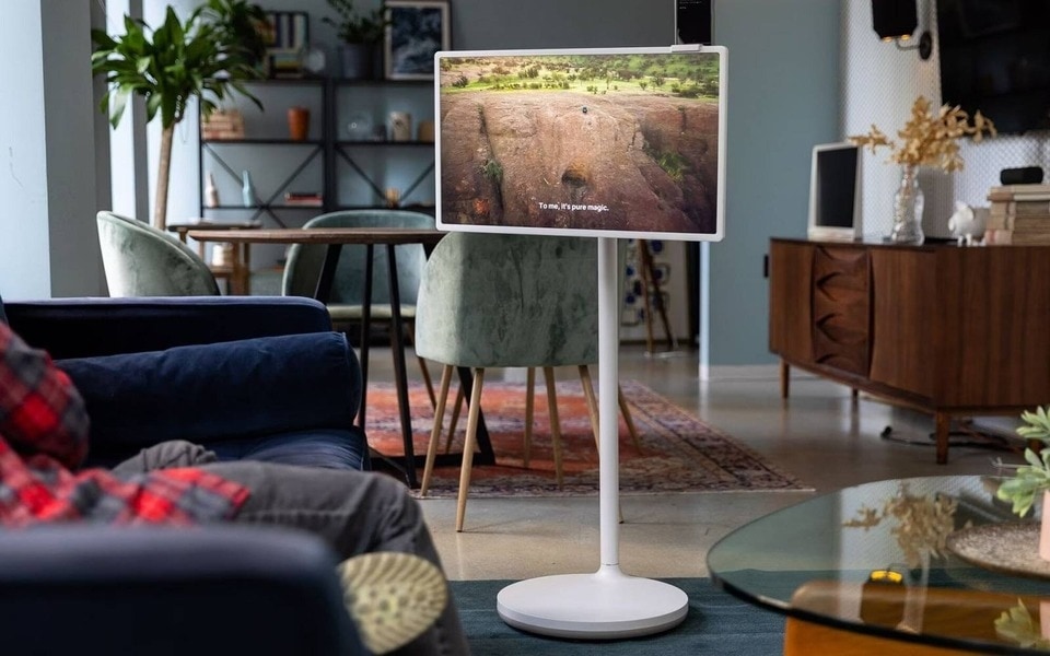 Der mobile Standfernseher LG StanbyME in einem gemütlichen Wohnzimmer, der die Mobilität und das moderne Design stylischer Bildschirme hervorhebt. 