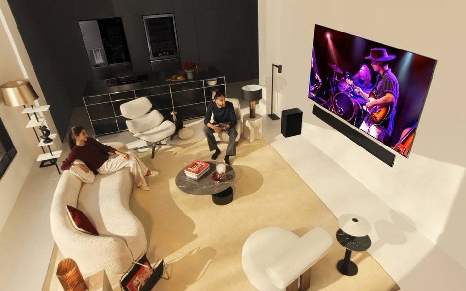 Ein hochwertiger OLED-TV von LG im Wohnzimmer an der Fernsehwand mit einer leistungsstarken Soundbar zu kombinieren ist eine hervorragende Idee für jedes Zuhause: in bester Synergie bieten die Produkte zusammen ein beeindruckendes audiovisuelles Erlebnis in einem modernen Wohnzimmer.