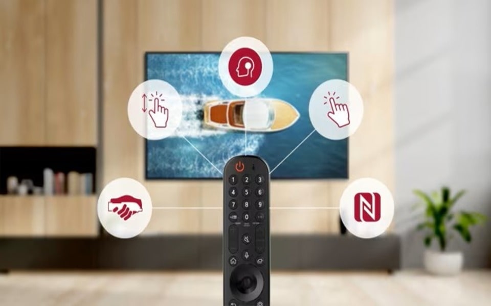 LG Magic Fernbedienung in einem modernen Wohnzimmer mit einem Fernseher. Die Fernbedienung verfügt über Gestensteuerung, Spracherkennung, Point-and-Click und NFC.