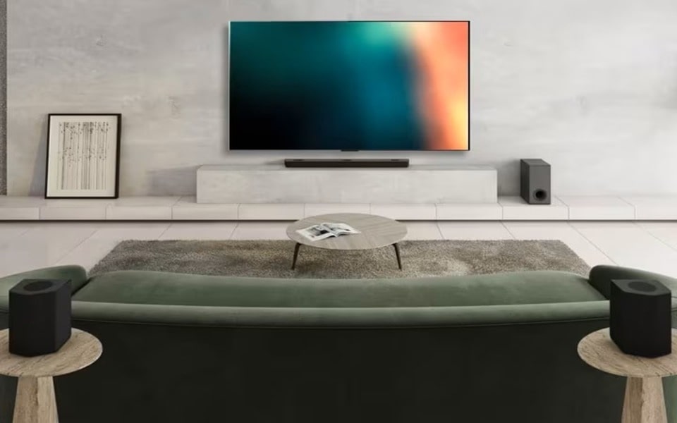 Ein Wohnzimmer mit Soundbar für den Fernseher.