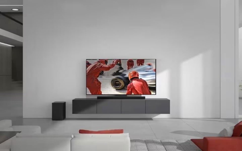 Welche Soundbar passt zu mir? Das fragen sich viele. Wie wäre es wie hier: eine kleine Soundbar für einen Fernseher inmitten von minimalistischem Interior Design.