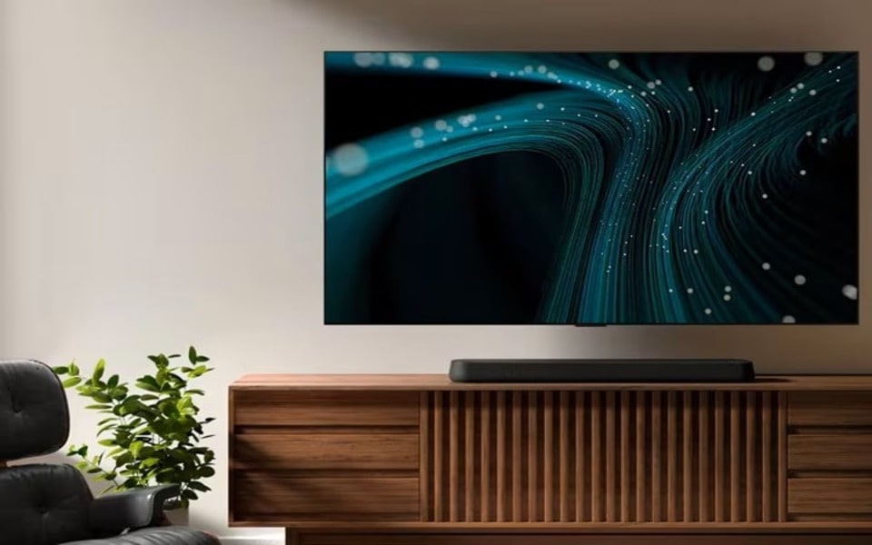 Eine kleine Soundbar für den darüber angebrachten Fernseher mit modernem Bildschirmschoner.