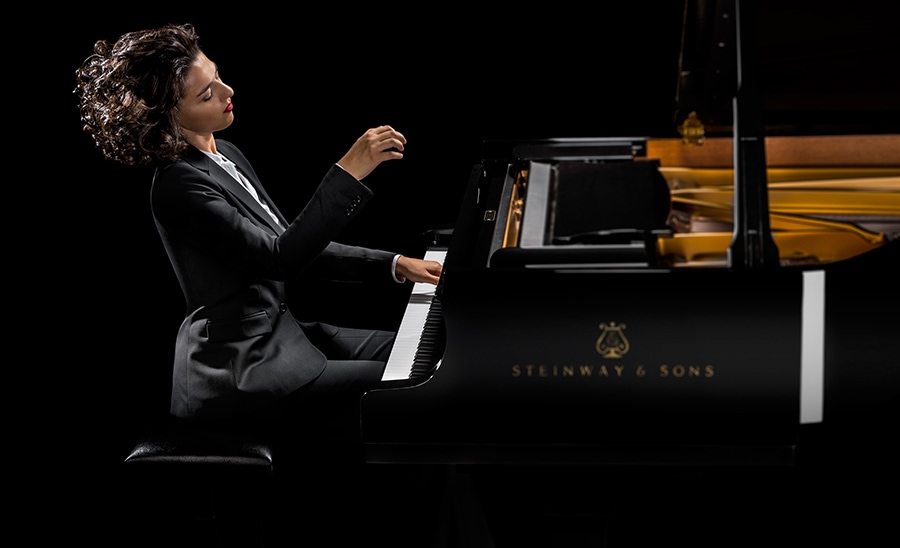 Als Artist in Residence des Rheingau Musik Festivals 2021 präsentiert die georgisch-französische Pianistin Khatia Buniatishvili bei vier Konzerten in unterschiedlichster Besetzung ihr Können.