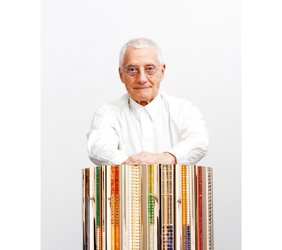 Alessandro Mendini blickte mit seiner künstlerischen Skulptur geradeaus.