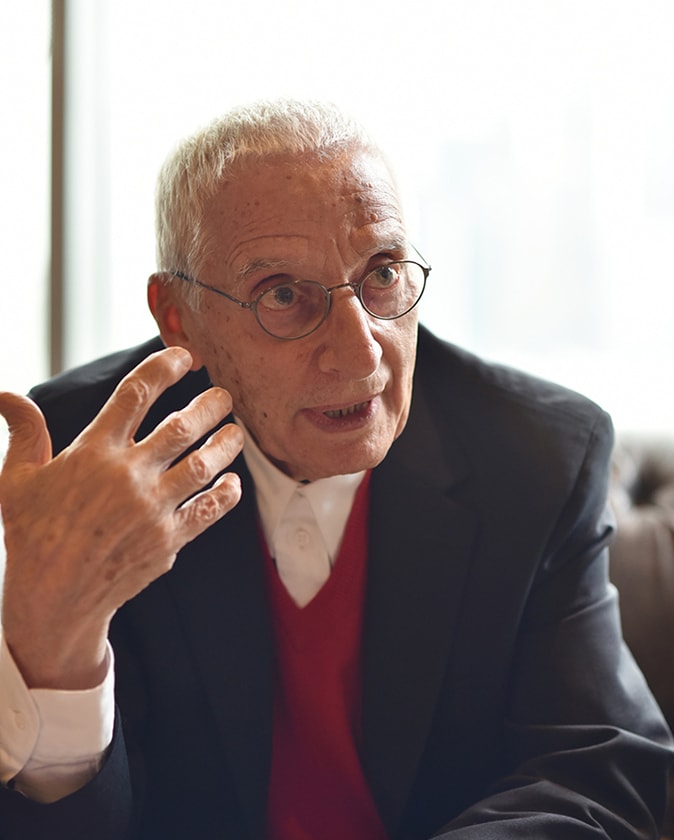 Alessandro Mendini im Gespräch während eines Interviews.