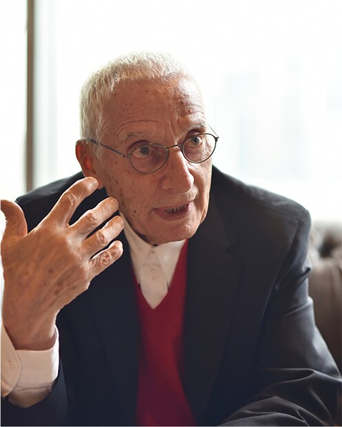 Alessandro Mendini im Gespräch während eines Interviews.
