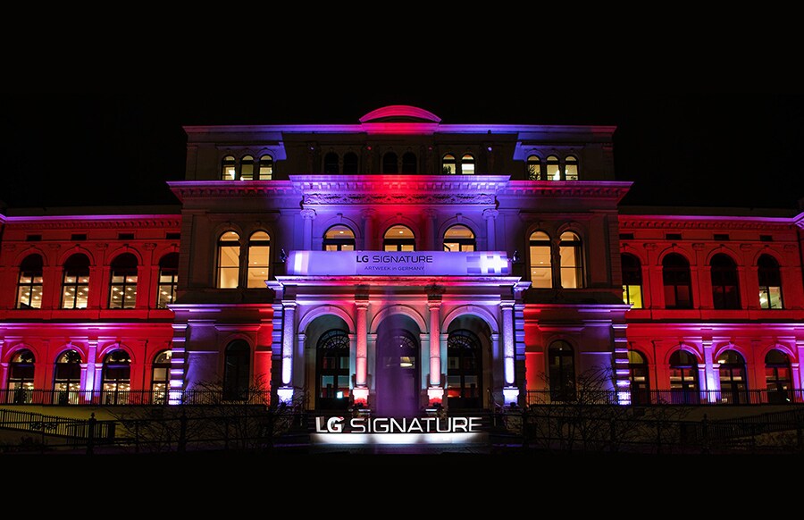 Vorderansicht der Gestaltung mit der farbenfrohen Beleuchtung, in der die lg signature-Kunstwoche in Deutschland stattfindet
