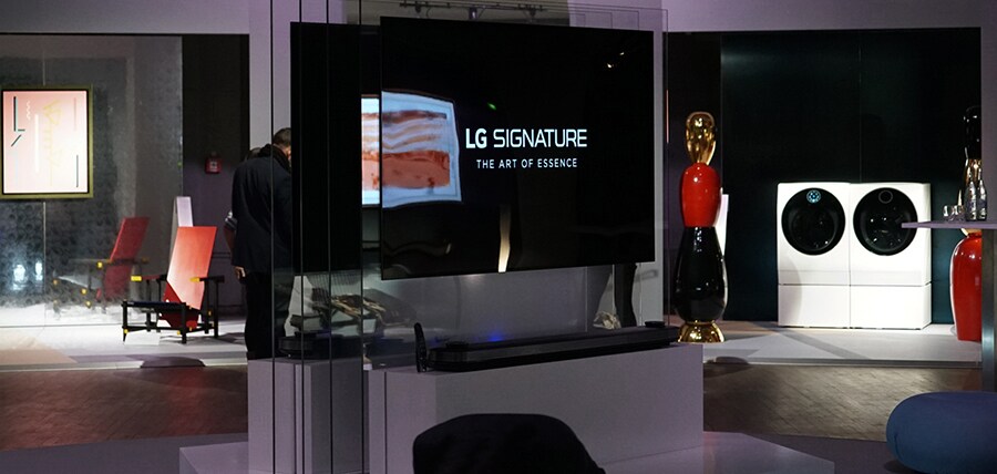 Das OLED TV von lg signature wird auf der Kunstwoche in Deutschland mitten auf der Bühne gezeigt