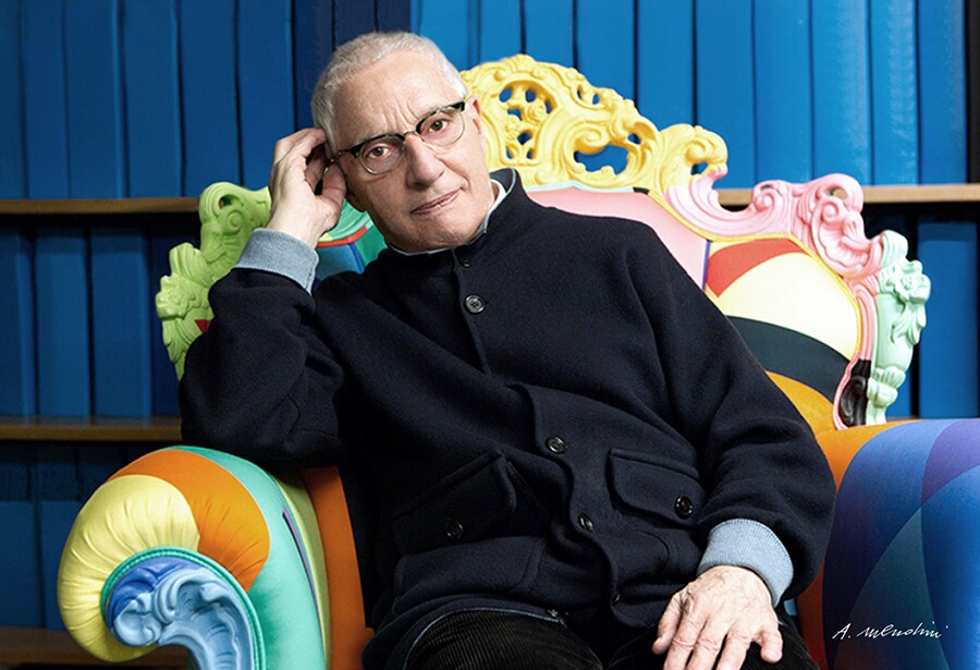 Alessandro Mendini sitzt auf einer Couch und starrt nach vorne