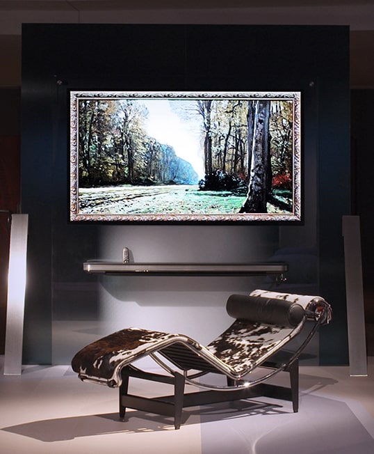 Das künstlerische Bild von dem OLED TV von lg signature befindet sich in der Mitte der lg signature Kunstwoche in Deutschland