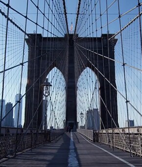 Bild der Brooklyn Bridge, aufgenommen vom Fußgängerweg der Brooklyn Bridge aus.