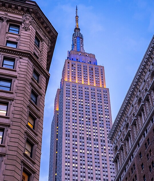 Foto des Empire State Building, von der Straße aus aufgenommen.
