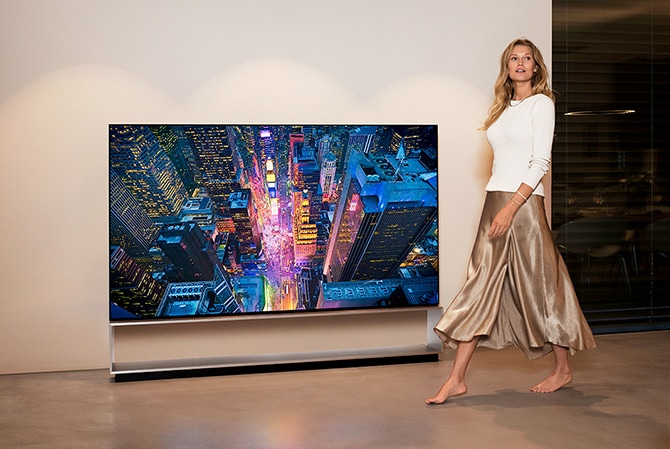 Der LG SIGNATURE 8K OLED TV 88ZX ist mit seiner Bildschirmdiagonale von 88 Zoll der weltweit größte 8K OLED TV.