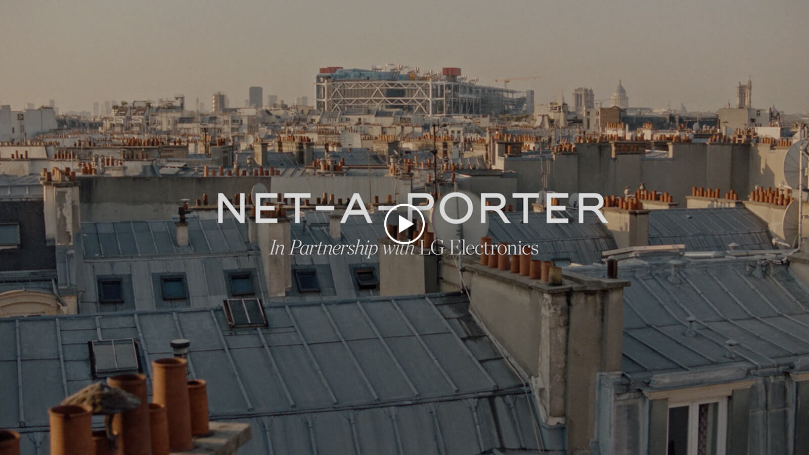 Titlen på videoen 'NET-A-PORTER i partnerskab med LG Electronics' er skrevet i baggrunden i Europa.