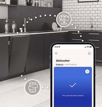 Køkkeninteriør med delvist åben indbygget opvaskemaskine og LG ThinQ™-appen, der viser en meddelelse om, at programmet er slut.