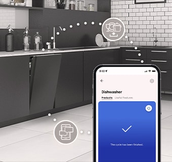 Køkkeninteriør med delvist åben indbygget opvaskemaskine og LG ThinQ™-appen, der viser en meddelelse om, at programmet er slut.